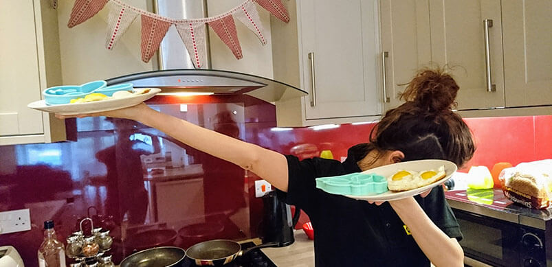 Mariya Dabbing With Eggs