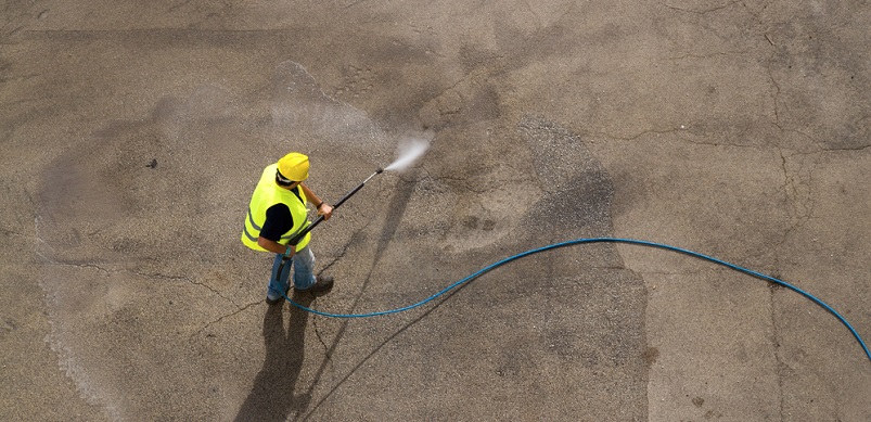 Pressure washer with long hose